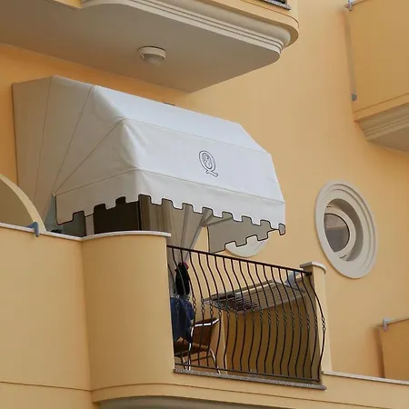 Queen Aparthotel 3*